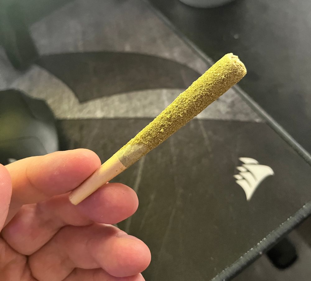 A full gram shatter & diamond infused pre-roll with a coating of kief on the outside