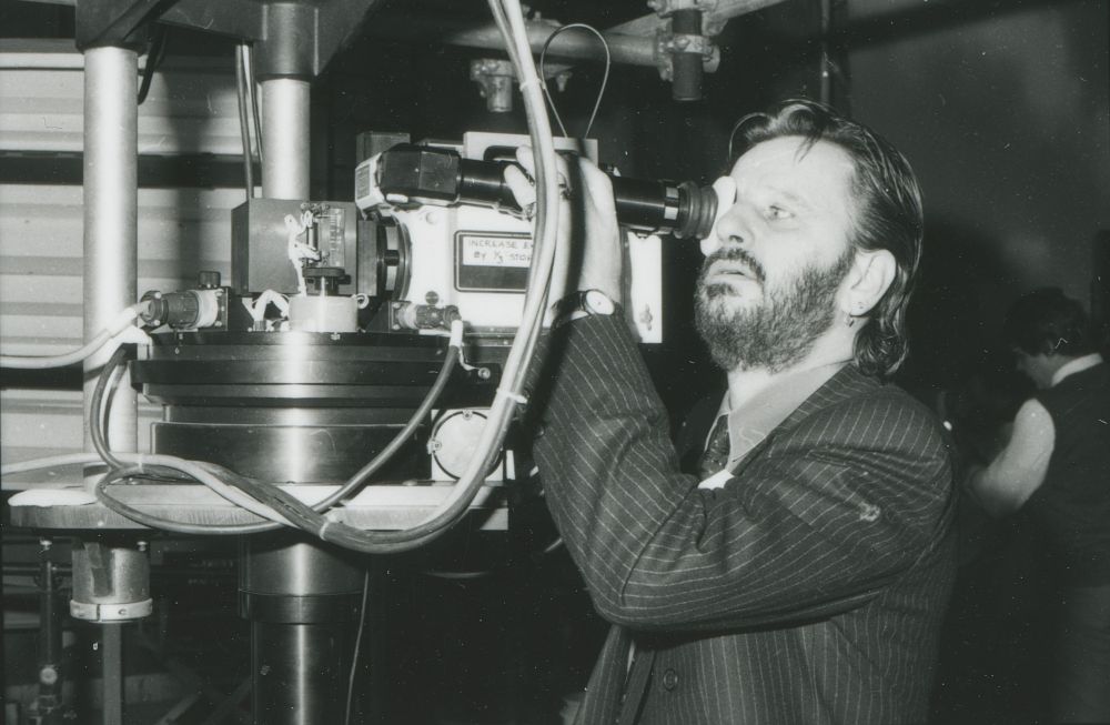 Ringo looking through a camera