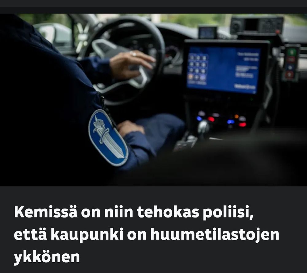 Kuvankaappaus Ylen sovelluksen feedistä. Kuvituskuva on poliisiauton sisältä, siinä näkyy poliisin hiha ja hihamerkki, ratti ja kojelaudan laitteita. Teksti: Kemissä on niin tehokas poliisi, että kaupunki on huumetilastojen ykkönen