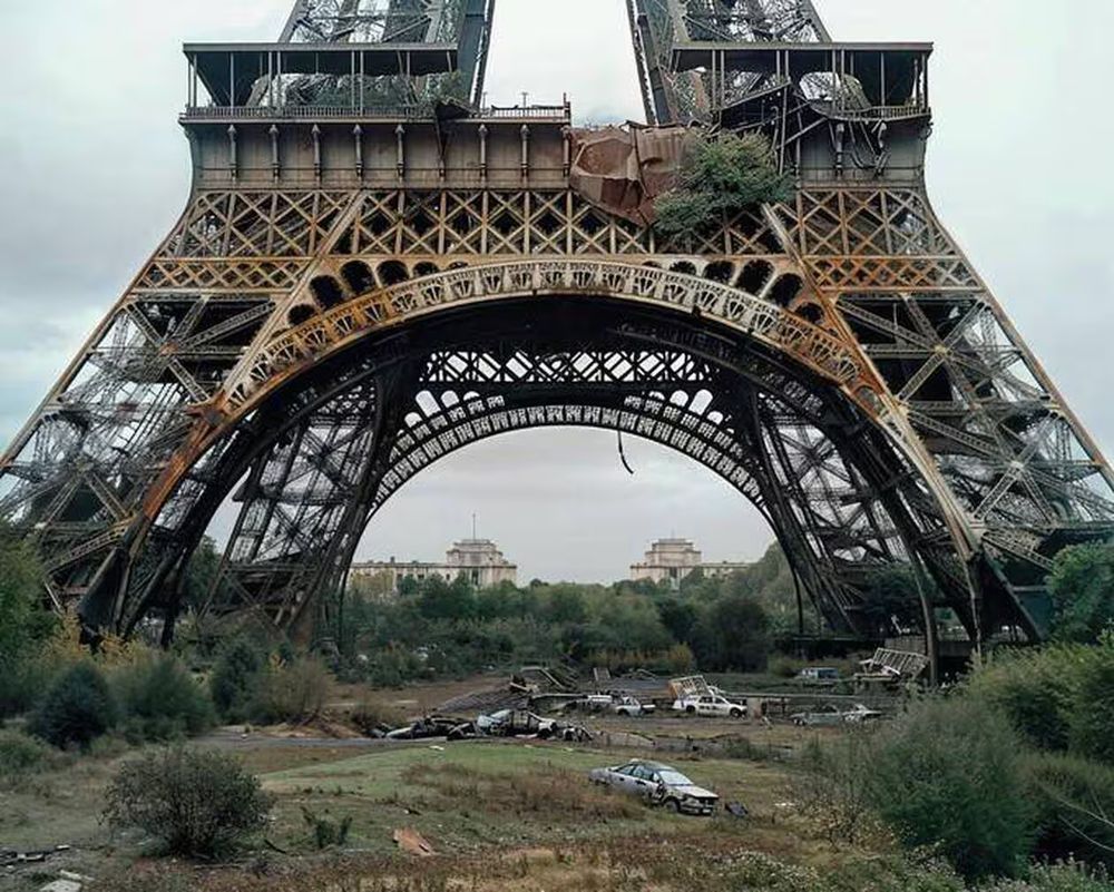 La tour Eiffel en ruine et ses voitures abandonnées, image généré par IA