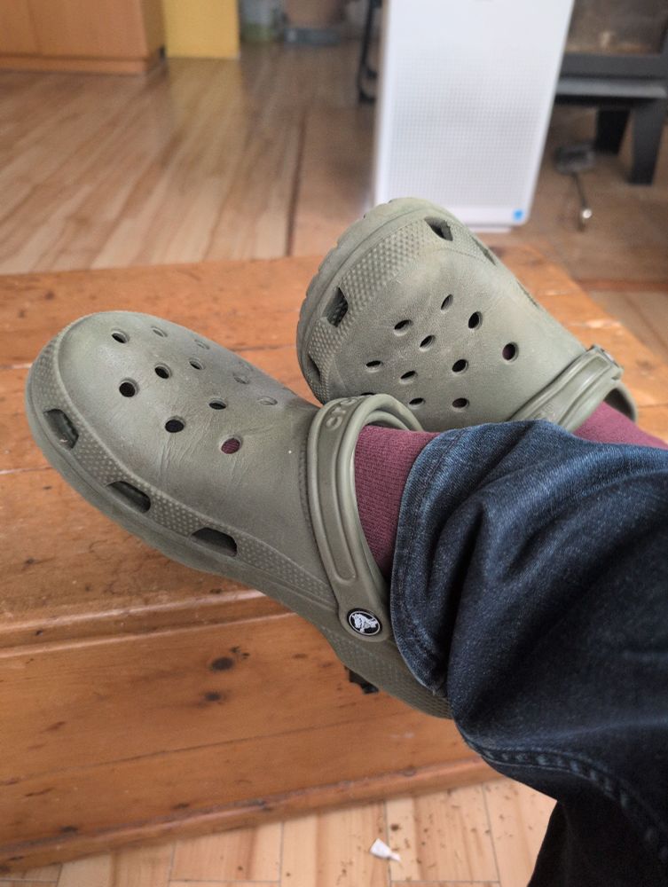 CROCS.