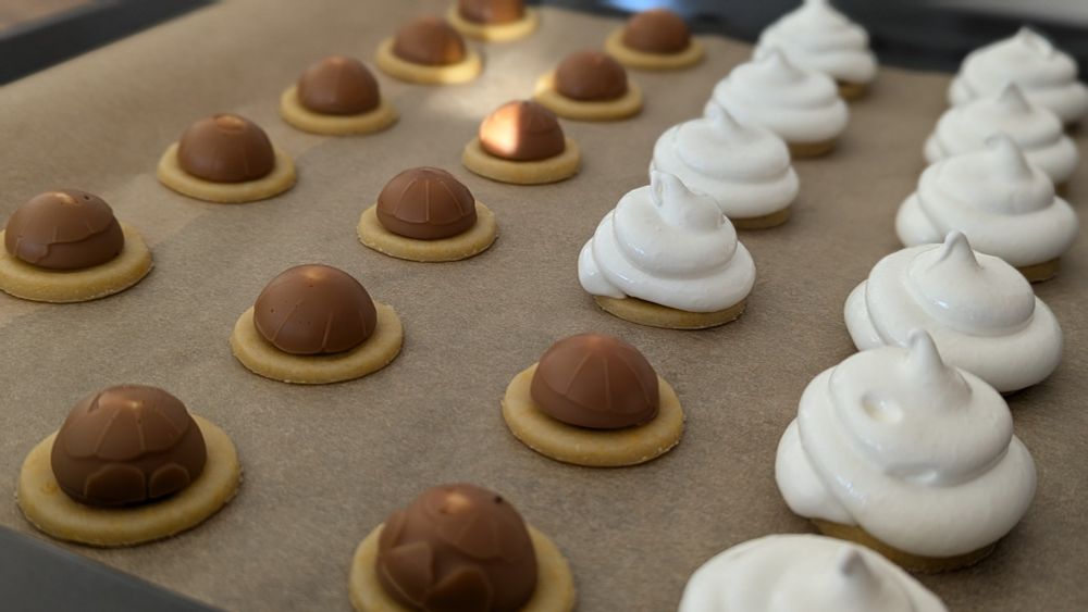 Plätzchen mit Baiser Haube auf einem Backblech 