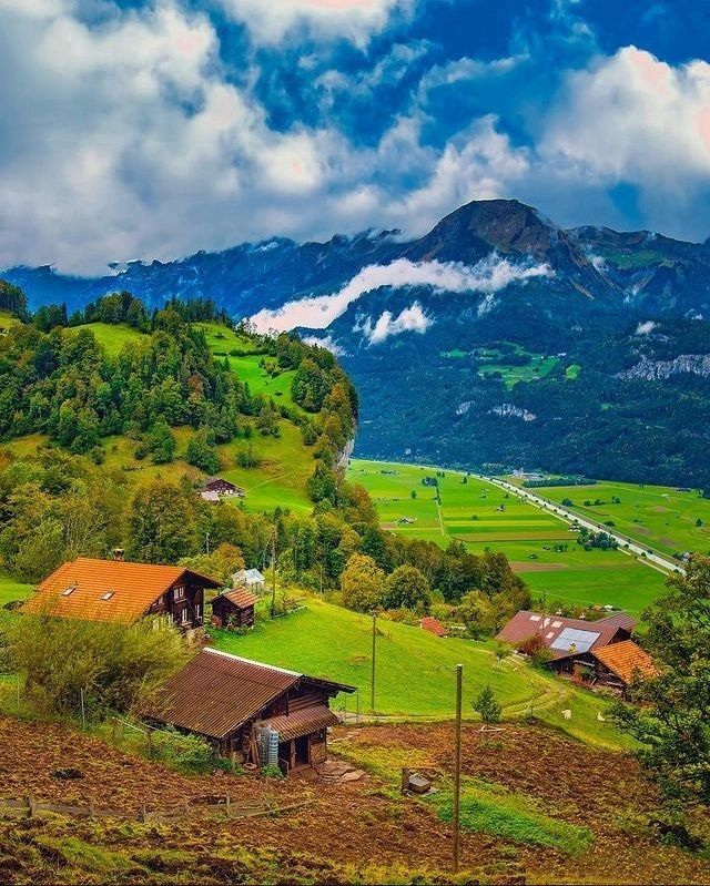 Entre montañas y prados infinitos, este destino invita a perderse en la tranquilidad de la naturaleza. 🌄 Casas de madera, aire puro y paisajes que parecen de cuento. #EscapadaRural #Naturaleza

#QuieroEstarAhi y #QuieroViajar