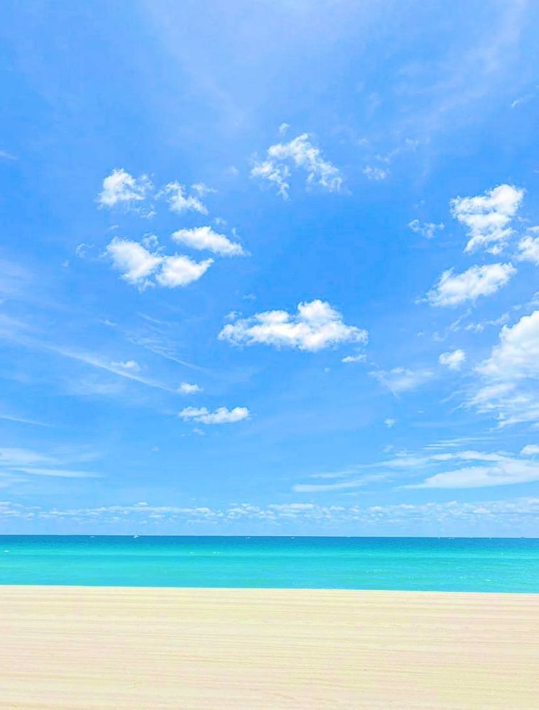 Arena suave, mar turquesa y un cielo que invita a soñar. Así es perderse en una playa paradisíaca, donde la calma lo transforma todo. ¿Quién se apunta a desconectar aquí? 🌊☀️ #ViajarEsVivir

#QuieroEstarAhi y #QuieroViajar