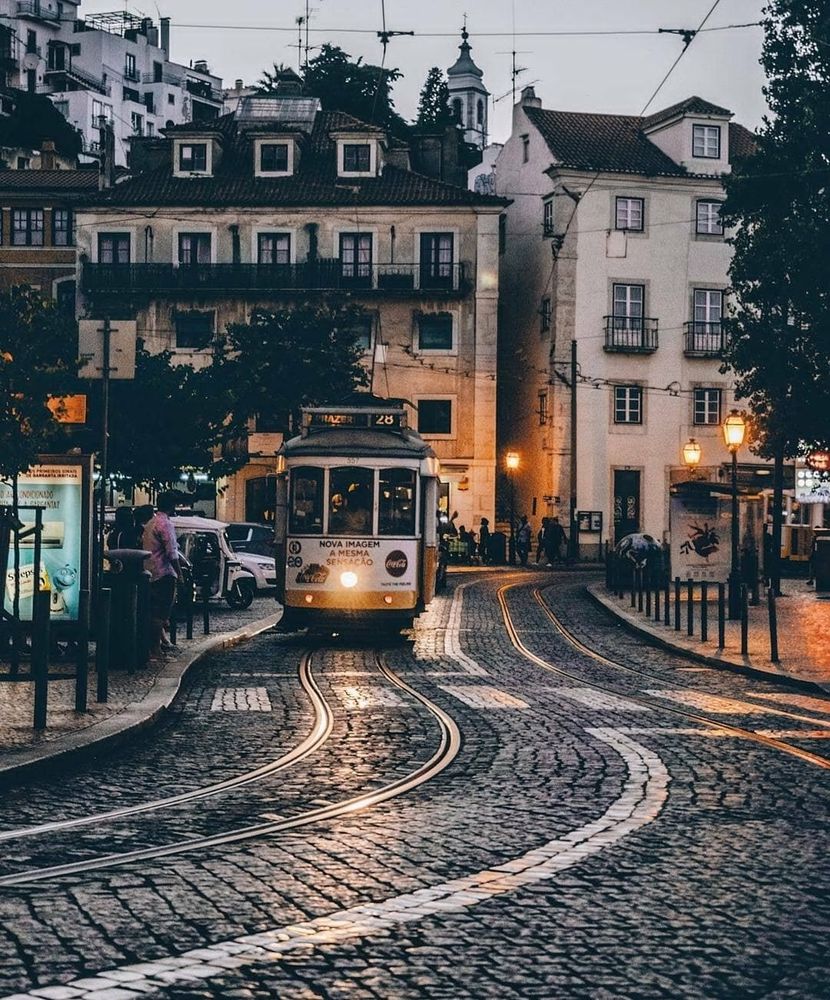 Amanece y Lisboa despierta con sus icónicos tranvías recorriendo calles empedradas. Cada rincón invita a perderse y dejarse llevar por la nostalgia y el encanto de la ciudad. 🚋✨ #Lisboa #Viajar

#QuieroEstarAhi y #QuieroViajar