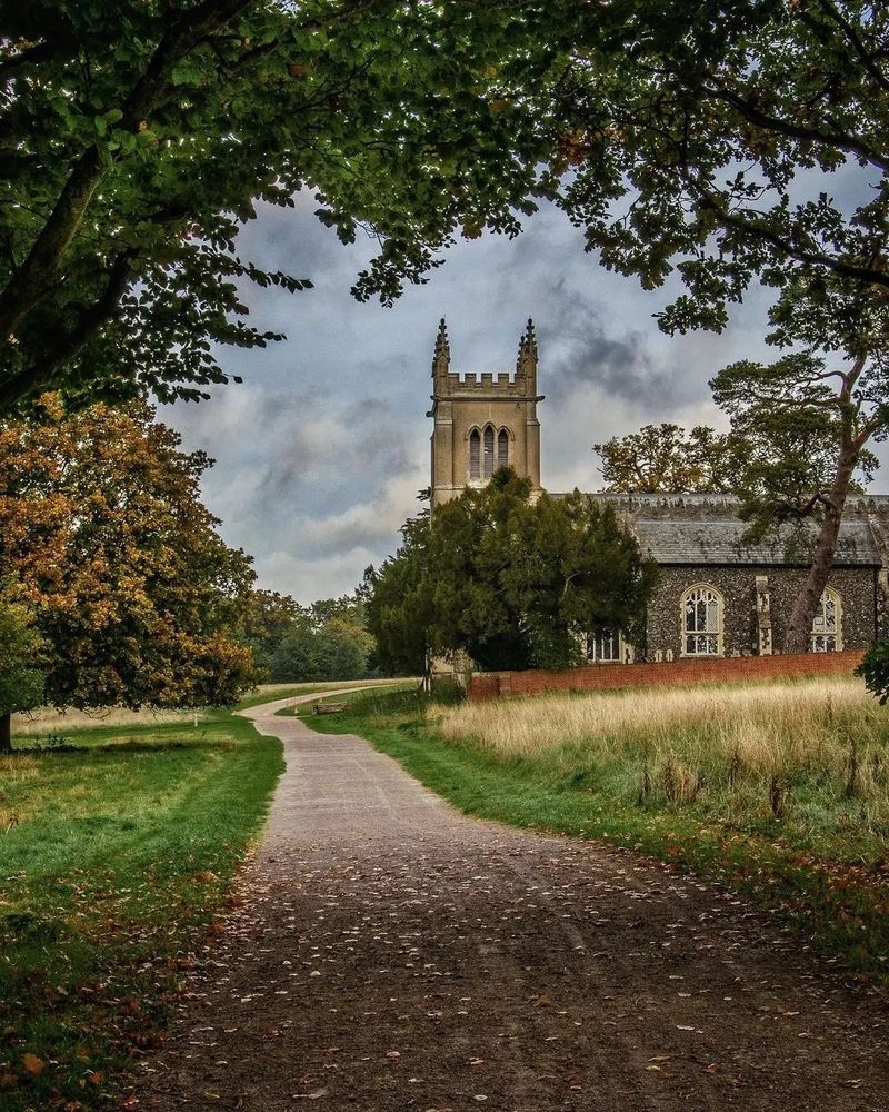 Un sendero tranquilo y una iglesia entre árboles invitan a perderse en la campiña inglesa. 🌳⛪️ Caminar aquí es conectar con el silencio y la historia.  
#NatureLovers #ViajarEsVivir

#QuieroEstarAhi y #QuieroViajar
