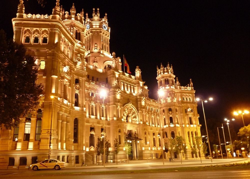 Vive la magia nocturna de Madrid frente al majestuoso Palacio de Cibeles ✨. Déjate conquistar por su encanto y elegancia. #MadridDeNoche #ViajaConEstilo  
¿Listo para tu próxima aventura? Pide info por DM 📩

✈️🚢🚂 #viajes #travel #QuieroEstarAhi