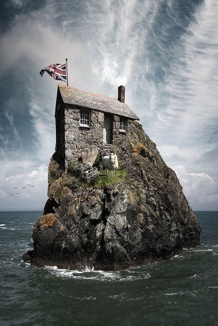 ¿Te imaginas vivir en una casa solitaria sobre una roca en medio del mar? 🌊🐑  
Un refugio donde el tiempo se detiene y la naturaleza es tu única compañía.  
#Aventura #EscapadaÚnica #ViajarEsVivir

#QuieroEstarAhi y #QuieroViajar