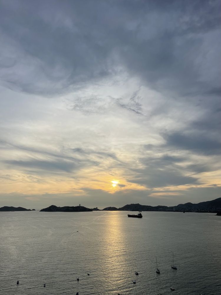 Atardecer que invita a perderse en la magia del mar y el horizonte. 🌅 Cada ola parece susurrar secretos de calma y aventura. ¿Te imaginas despertar aquí? #InspiraViaje #MomentosÚnicos

#QuieroEstarAhi y #QuieroViajar