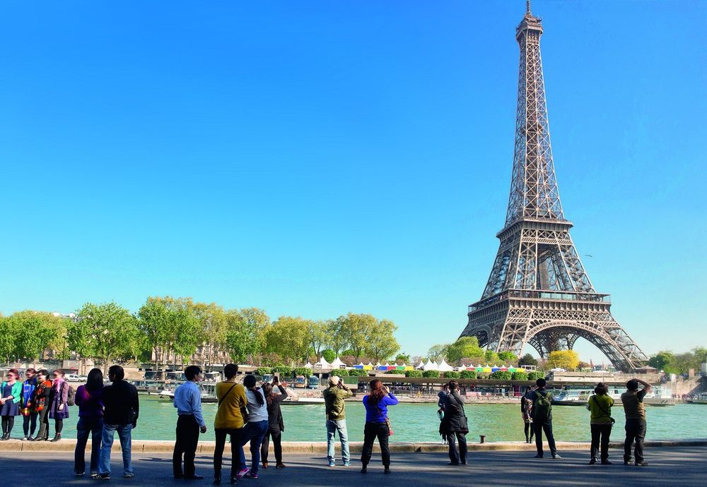 ¡Déjate enamorar por la magia de París y la imponente Torre Eiffel! ✨🇫🇷 Camina junto al Sena y vive la experiencia más romántica de tu vida.  
#Paris #ViajaConEstilo  
¿Te animas? Pide info o cotiza por MD 💌

✈️🚢🚂 #viajes #travel #QuieroEstarAhi