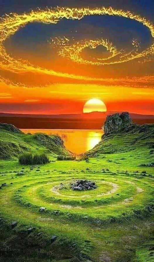 Un atardecer mágico entre verdes colinas y círculos de piedra. Un lugar donde la naturaleza invita a perderse y conectar con lo esencial. 🌄✨  
#ViajarEsVivir #DestinoMisterioso

#QuieroEstarAhi y #QuieroViajar
