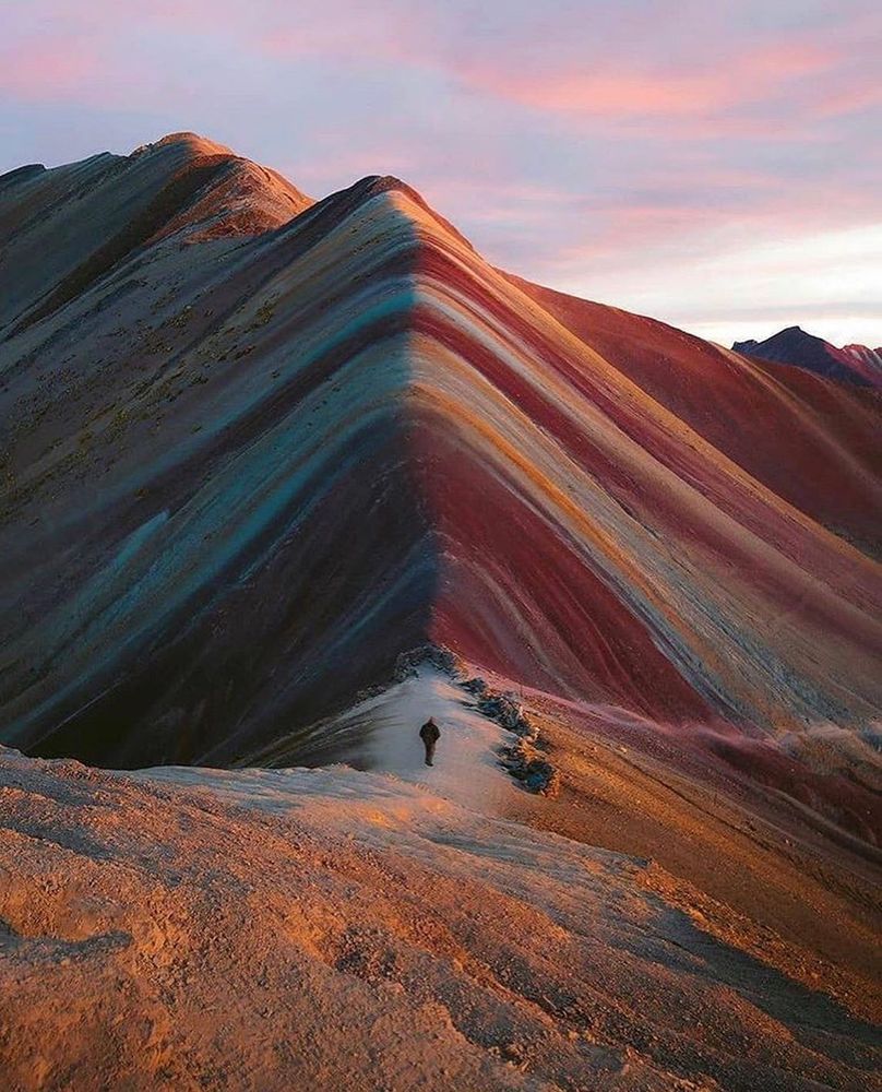 Un amanecer en la Montaña de Siete Colores, Perú, es pura magia. Caminar entre sus tonos surrealistas te conecta con la naturaleza de una forma única. 🌈⛰️  
#ViajarEsVivir #RainbowMountain

#QuieroEstarAhi y #QuieroViajar