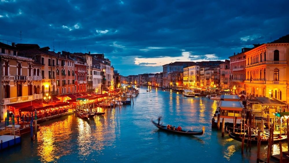 Descubre el encanto de Venecia al anochecer, entre canales y luces mágicas ✨🚤💛 Un destino único que te invita a soñar despierto. ¿Quieres vivirlo? Escríbeme por DM #Venecia

✈️🚢🚂 #viajes #travel #QuieroEstarAhi