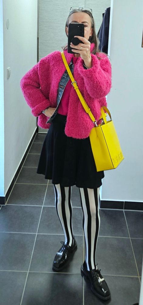 Outfit of the day - schwarz/weiß gestreifte Strumpfhose, schwarzer Tellerrock, pinke, gestrickte Jacke aus Boucle Wolle + gelbe Umhängetasche