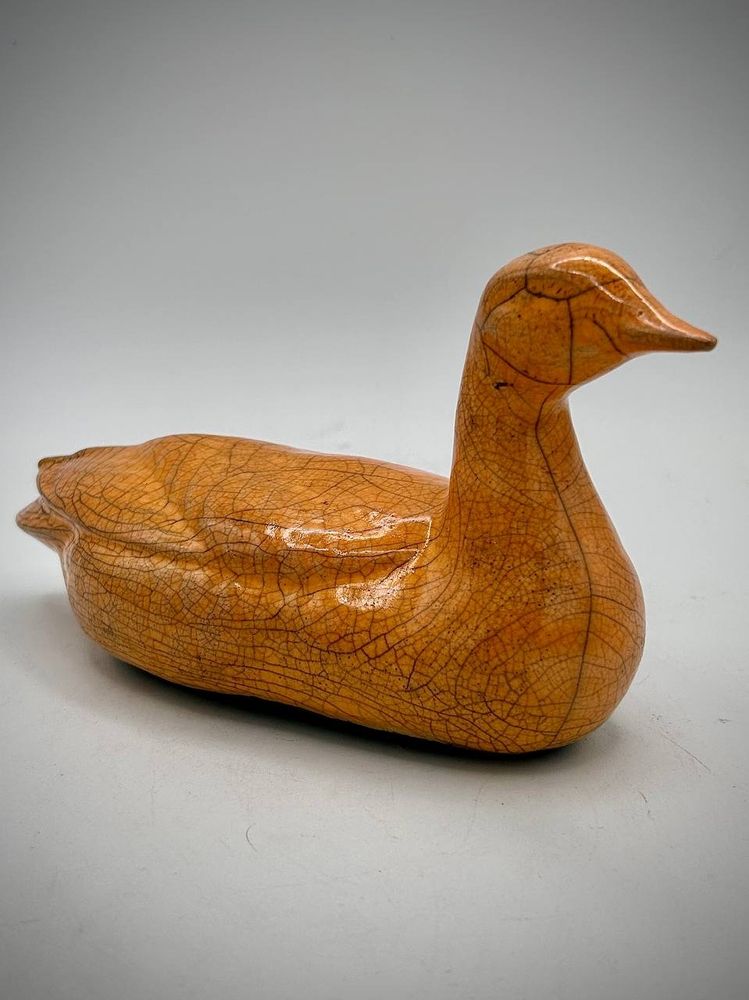 A full photo of the raku duck. 