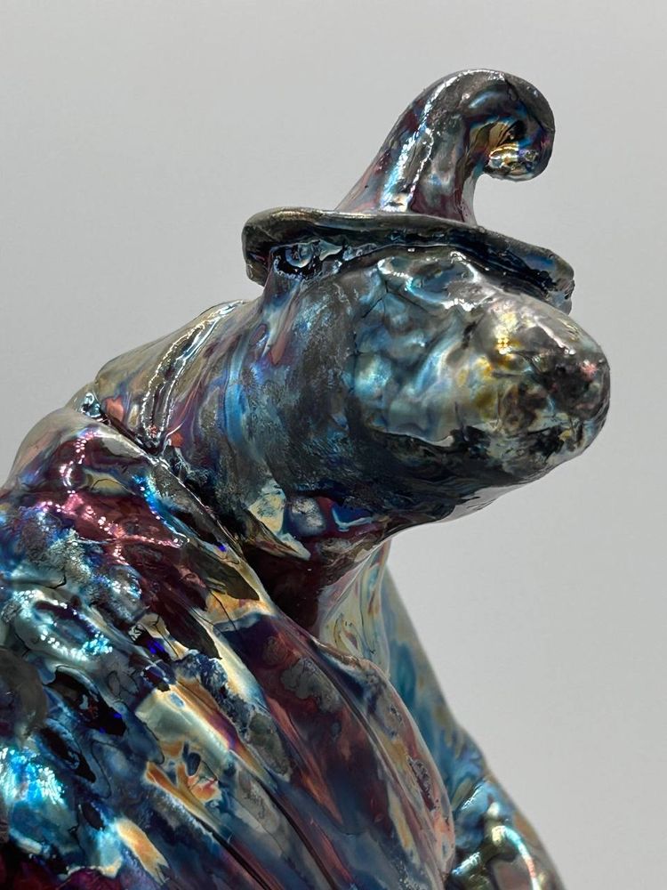 A close up of the bears face. 