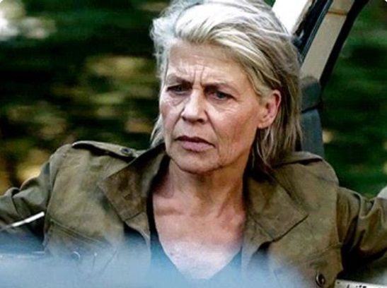 Foto de una señora (Linda Hamilton) sexagenaria con el pelo cano, aspecto cansado y la mirada de quien ha visto demasiadas cosas.