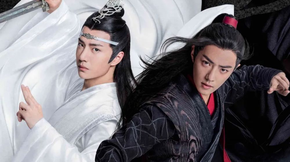 Foto de la pareja protagonista de The Untamed, Lan Zhan (vestido de blanco) y Wei Ying (vestido de negro y rojo), espalda contra espalda en posición de batalla (o molándolo todo, así, sin más).