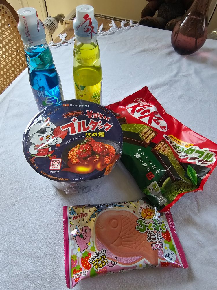 Japanische Lebensmittel
2 Limo 
2x Süßkram 
1 Suppe 