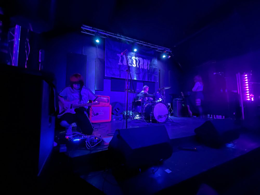 A shot of iDestroy setting up in the stage. 