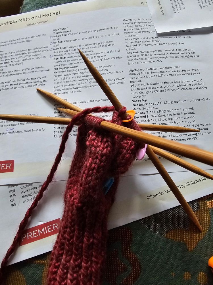 Foto eines halbgestrickten Handschuhs mit Strickanleitung 