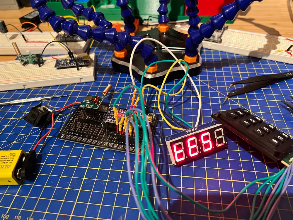 Protoboard soldada con Arduino Nano, emisor de radio, teclado numérico y display numérico led