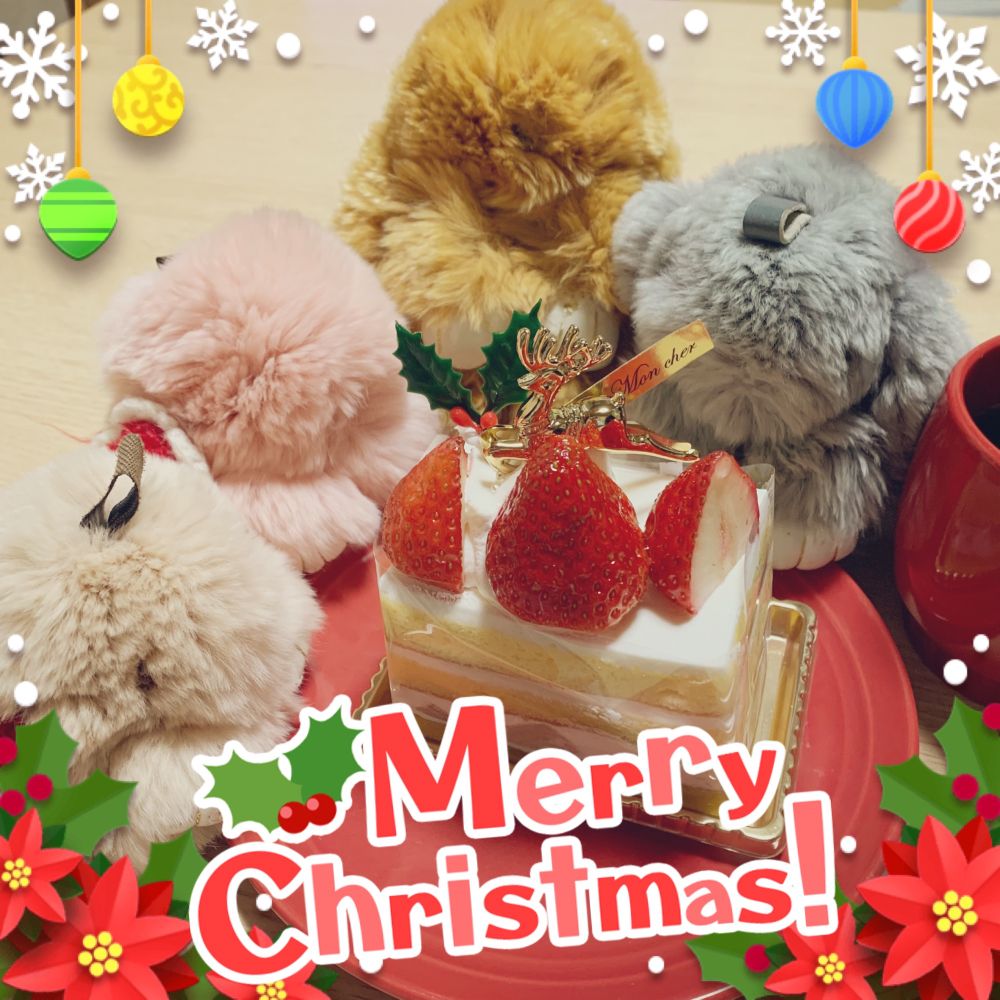 いちごのクリスマスケーキを囲むうさぎのぬいぐるみ兄妹たち。