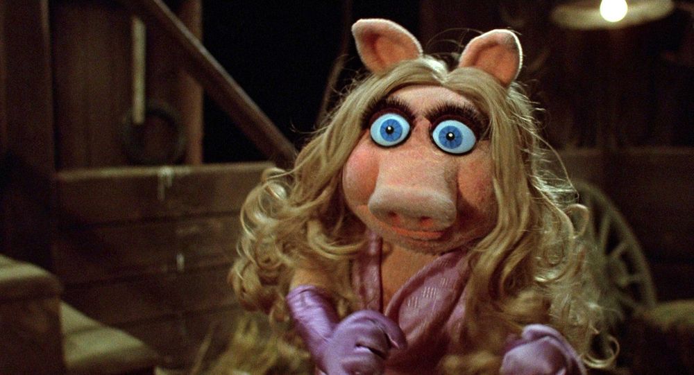 Miss Piggy von den Muppets mit weit aufgerissenen Augen