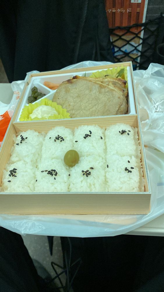 俵型ご飯(超もっちり)と生姜焼きと下に玉ねぎと付け合せ
肉が粘ってて剥がしにくいものの、駅弁にありがちな濃い味付けじゃなく、美味しくいただける
シウマイを別途買って合わせても良さそう
コスパも良し