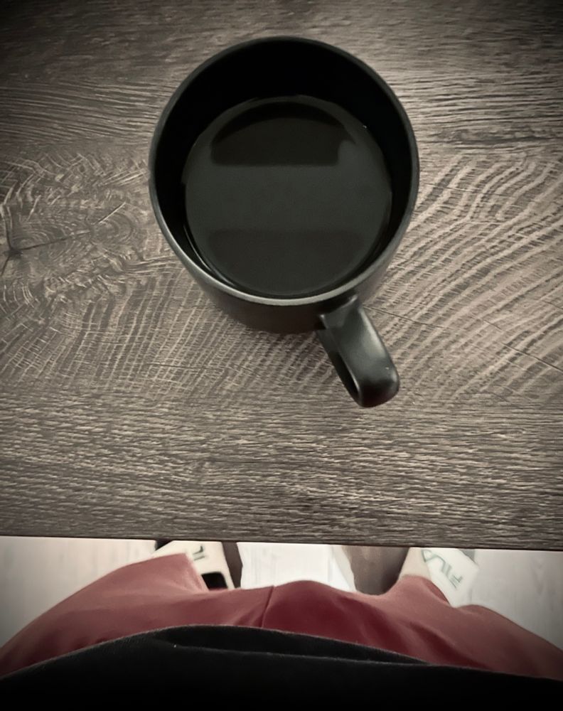 Eine Tasse Tee auf der Arbeitsplatte 