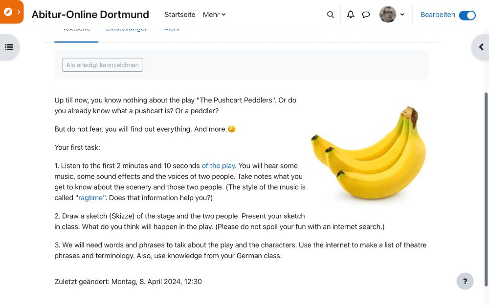 Moodleseite mit Arbeitsaufträgen zu einem Hörausschnitt der "Pushcart Peddlers" - Musik, Soundbits und zwei Figuren.