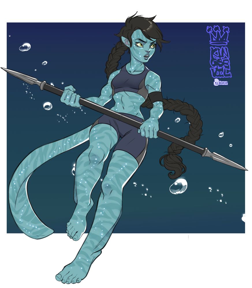 A recombinant, reef-style, from Avatar the Way of Water floats in water. She is wearing diving shorts and a matching top and carrying an RDA water combat spear. Her skin is sea green with darker green stripes. She has a single long braid with otherwise short hair. A long, paddle like tail and pale seafoam green eyes