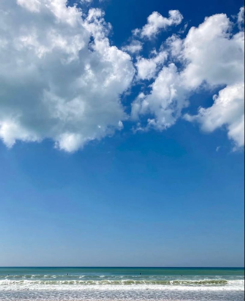 Ciel bleu, nuages blancs, mer turquoise