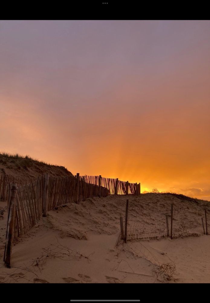 Lever de soleil dans les dunes sur une plage vendéenne.