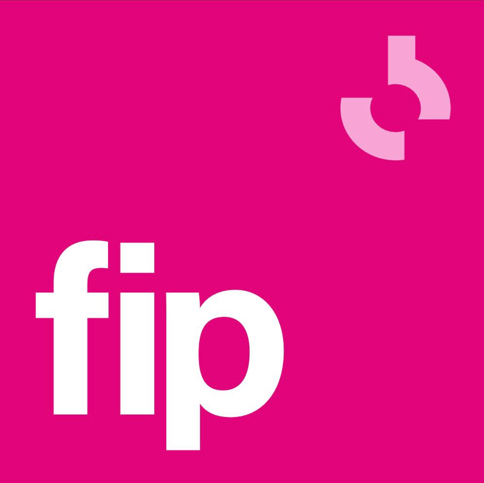 Logo de fip radio. Lettres blanches sur fond rose fuschia