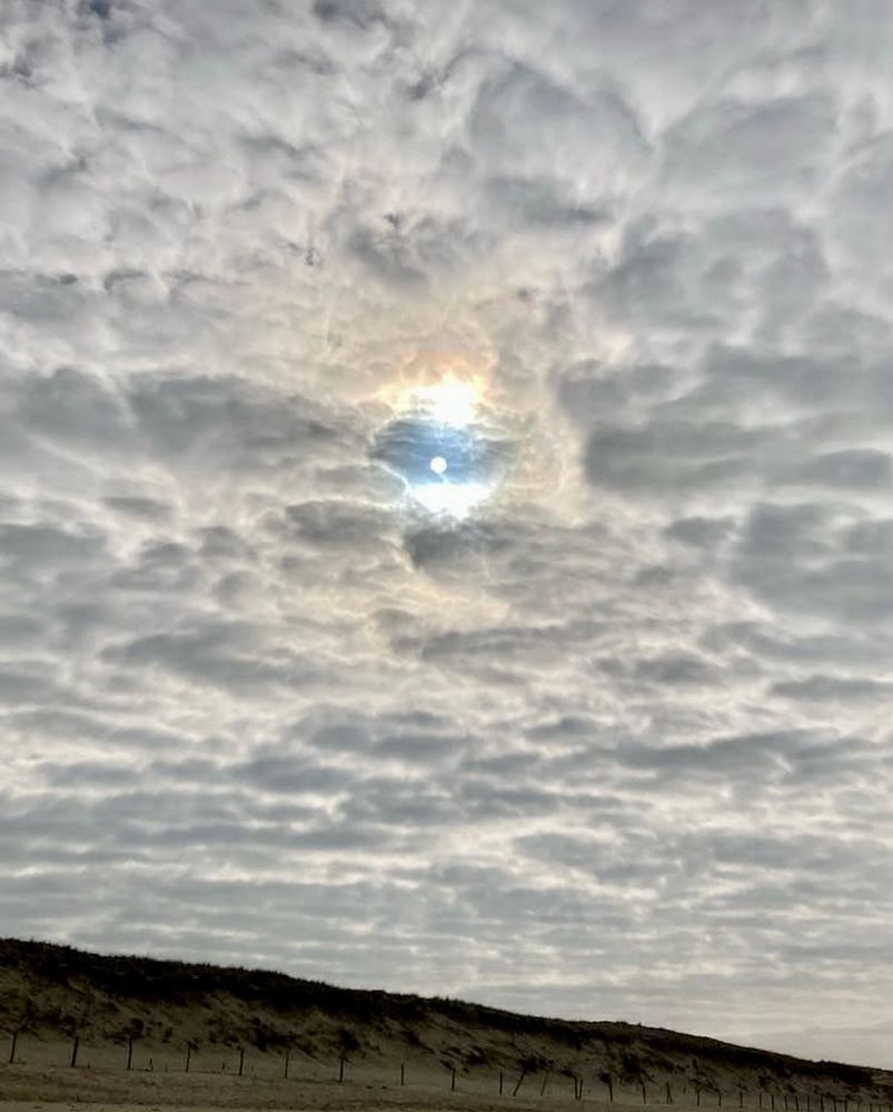 Le soleil perce à travers les nuages cotonneux