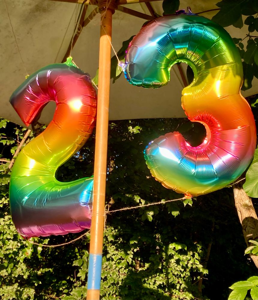 Numéro 23 en ballons de baudruche multicolores 