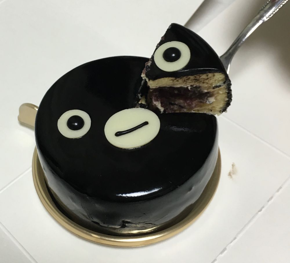 スイカペンギンのケーキの片目の部分だけフォークですくいあげている。