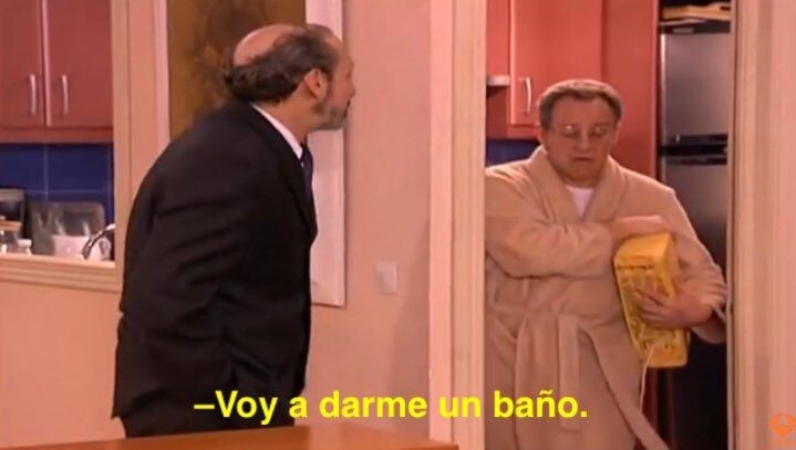 Screenshot de aqui no hay quien viva. El suegro de juan cuesta lleva una tostadora bajo el brazo y dice: voy a darme un baño