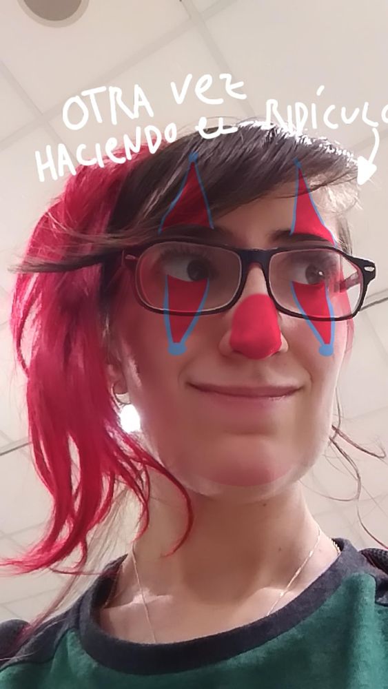 Selfie mía con un filtro de payaso y sobre mi cabeza pone: otra vez haciendo el ridículo 