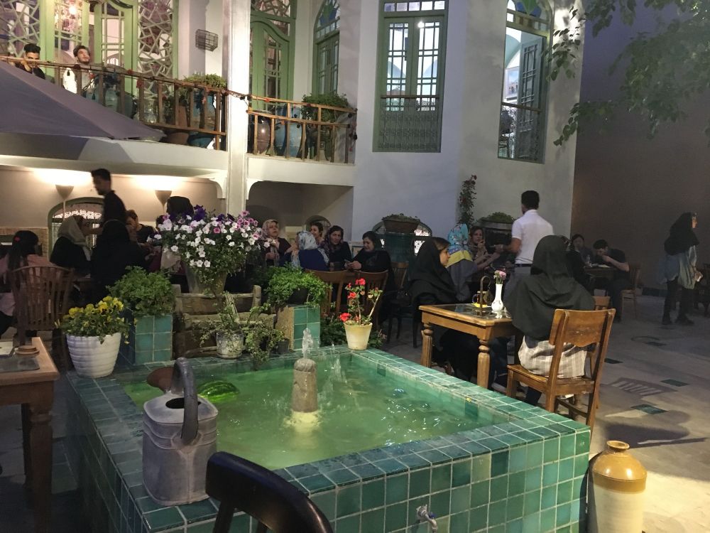 Innenhof eines Restaurants mit quadratischen Brunnen mit Türkis-farbenen Kacheln. Esfahan