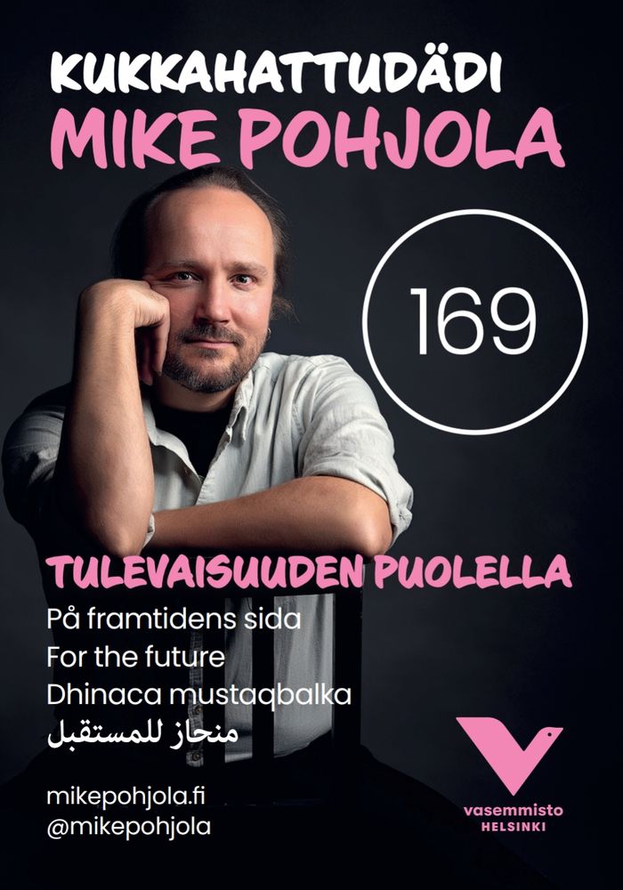 No siinä on mun kuva ja numero 169 ja tesktinä Kukkahattudädi Mike Pohjola sekä Tulevaisuuden puolella suomeksi, enkuksi, somaliksi ja arabiaksi.