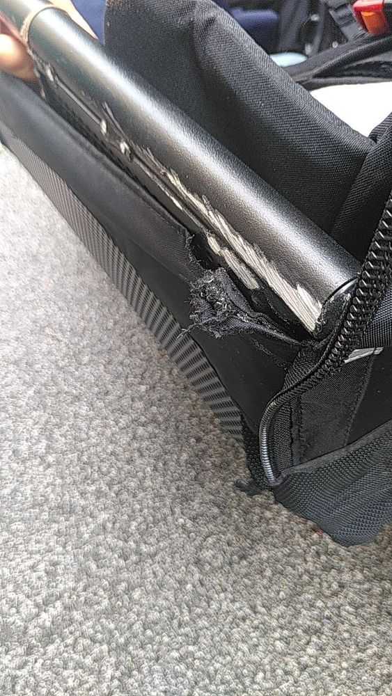 zoom sur le vélo cargo abimé du côté de la chute
