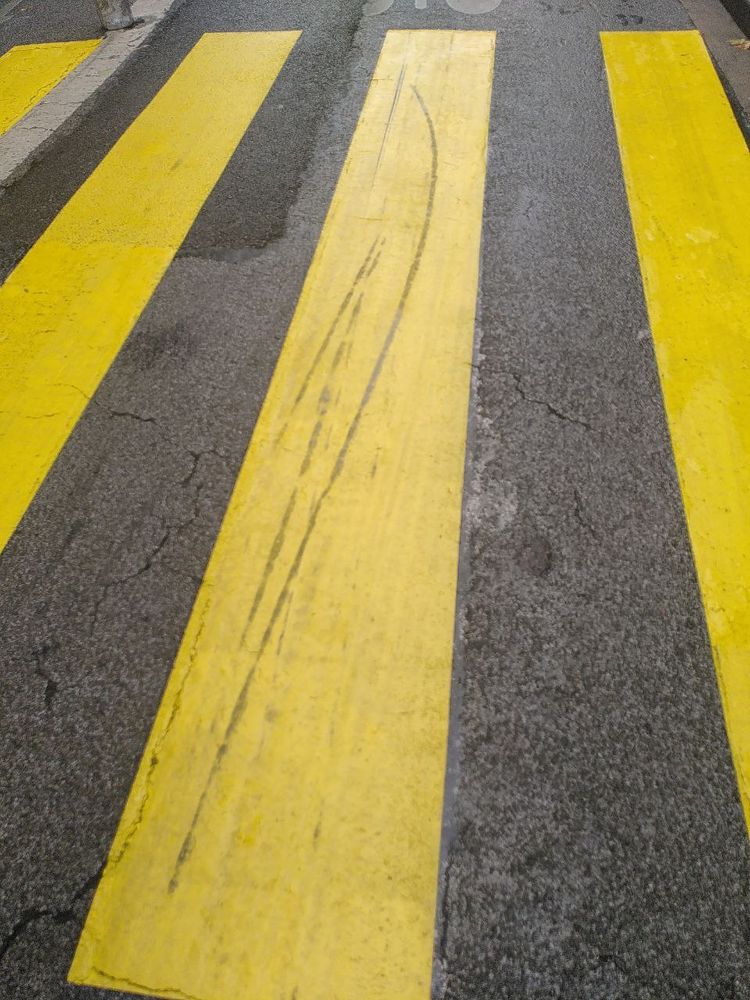 Zoom sur les bandes jaunes avec traces de dérapage