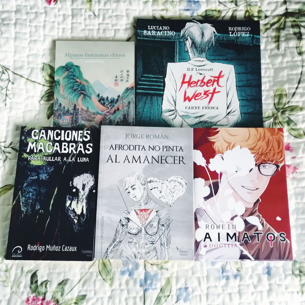 Hay cinco libros: los dos de arriba son "Algunos fantasmas chinos" de Lafcadio Hearn y "Herbert West: Carne fresca" de Luciano Saracino y Rodrgio López; los tres de abajo son "Canciones Macabras para aullar a la luna" de Rodrigo Muñoz Cazaux, "Afrodita no pinta al amanecer" de Jorge Román y "Aimatos" de Rowein.