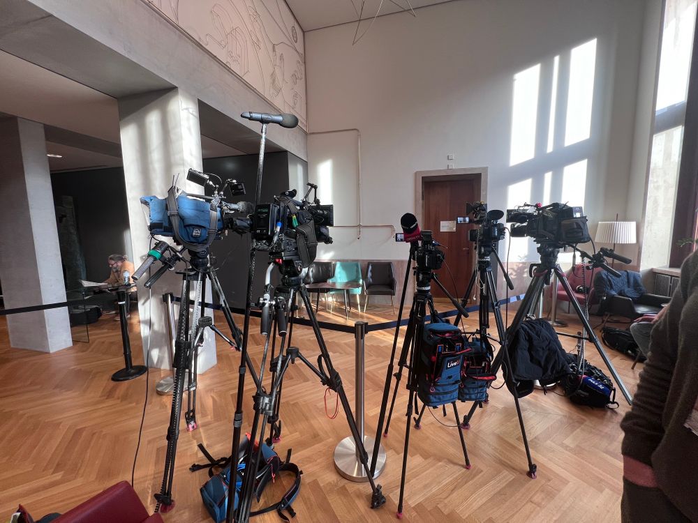 TV-Kameras aufgereiht vor dem Besprechungszimmer.