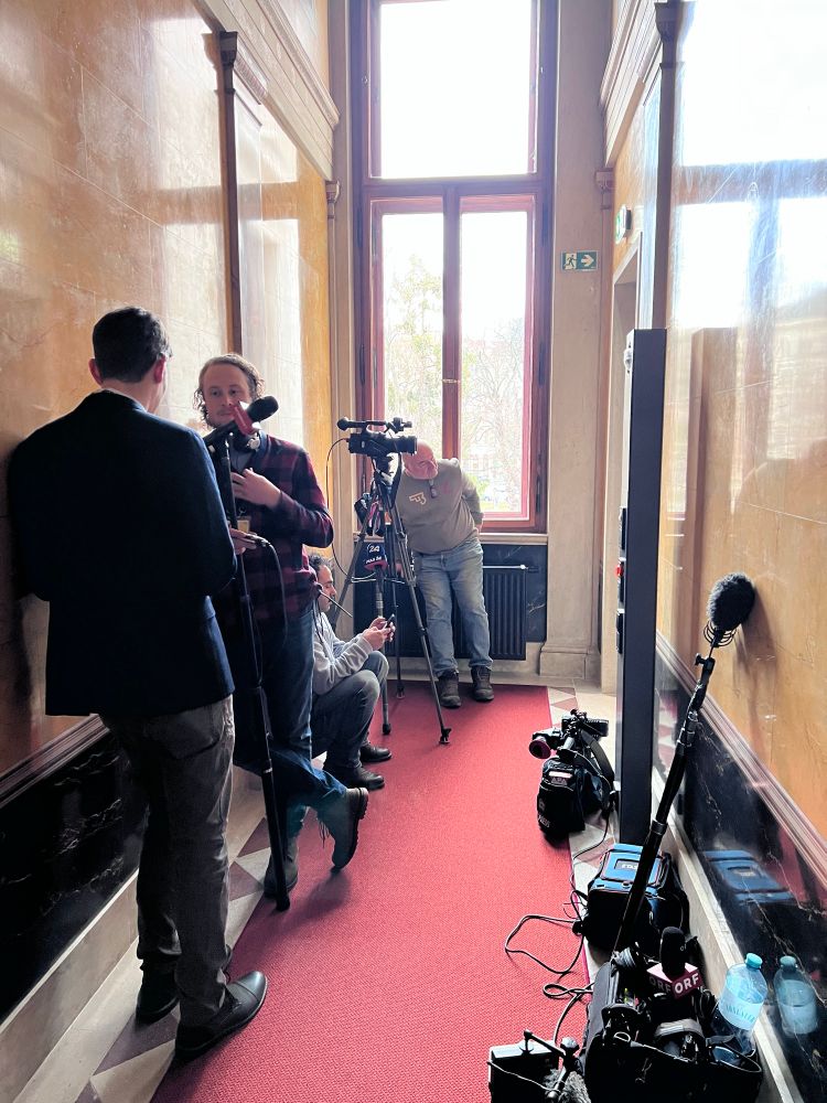 Journalisten warten vor dem Besprechungszimmer.