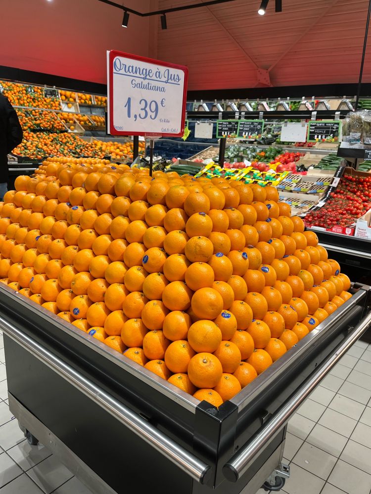 Ein Azubi musste wohl beschäftigt werden. Ein ca 80cm hoher Stapel Saft-Orangen in Form einer Pyramide sorgsam aufgeschlichtet in mitten eines Gemüsegeschäftes.