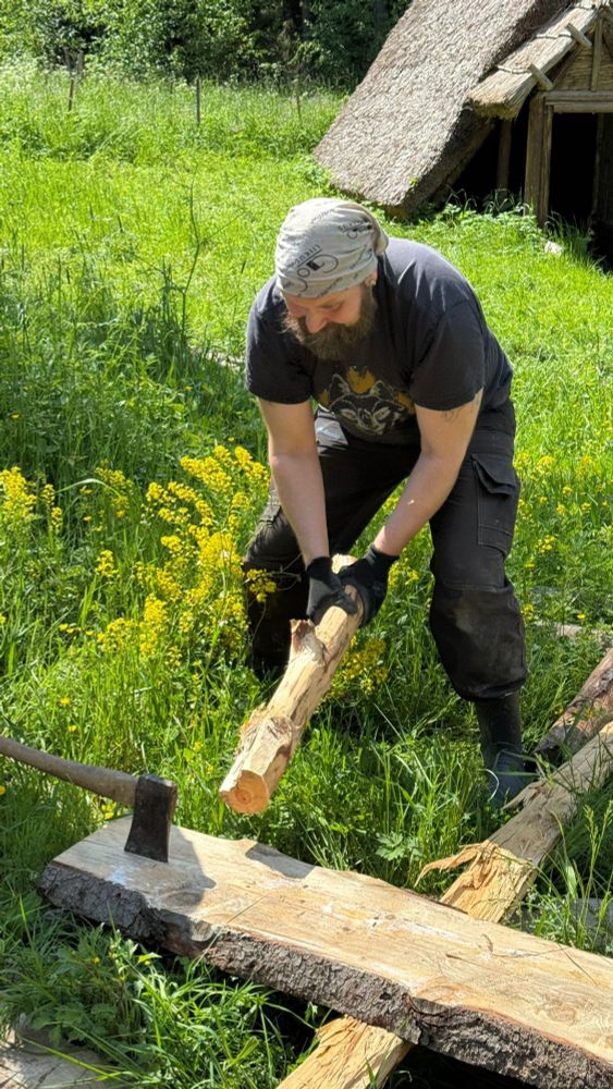 Lankun halkaisemista kirveellä, kiiloilla, nuijalla ja kiukulla.