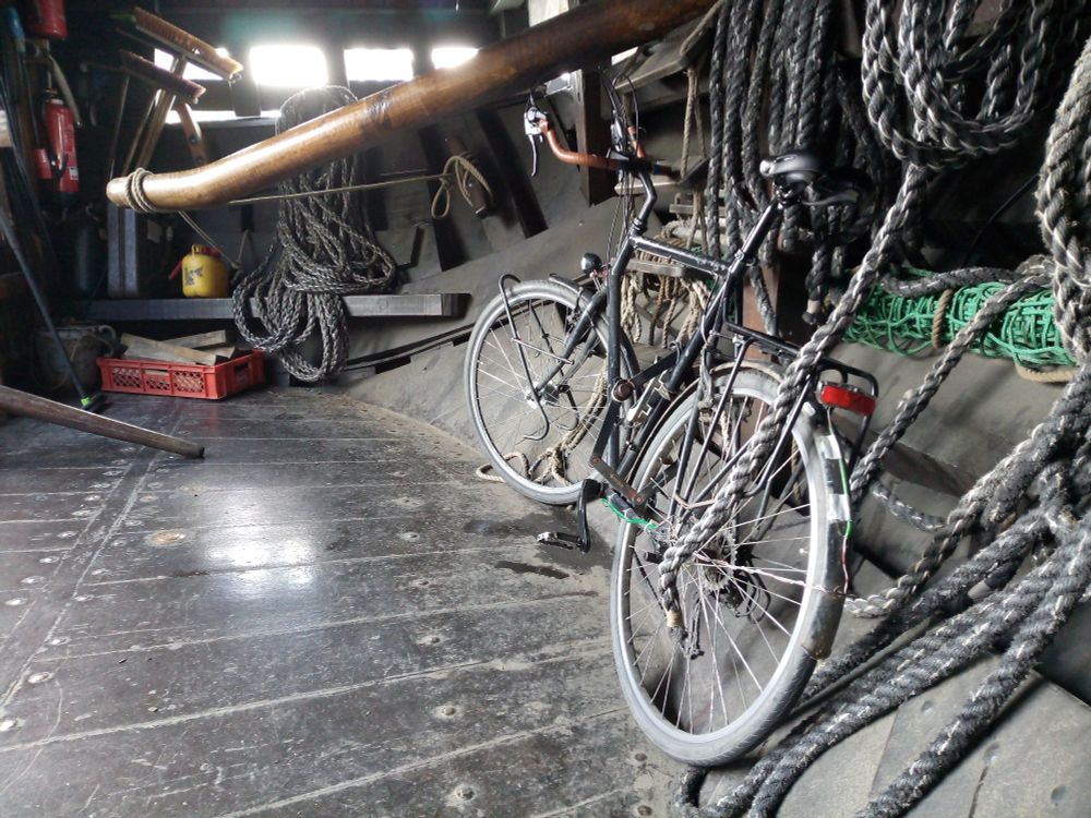 Fahrrad an Deck eines Traditionsschiffes
